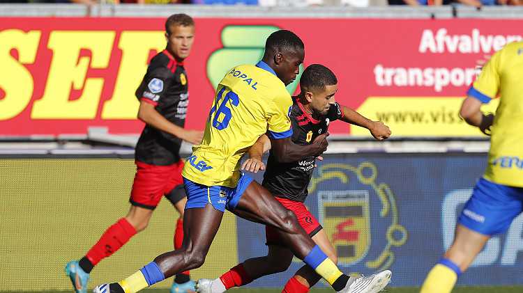 Feyenoord informeert over linksback SC Cambuur