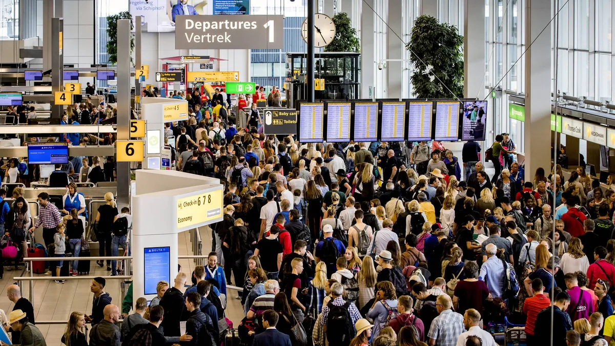 Schiphol en Eindhoven Airport vergoeden kosten van gedupeerde reizigers